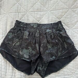 Lululemon Hotty Hot low rise 2.5 inch